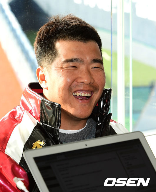 정근우가 취재진과 이야기를 나누고 있다. /jpnews@osen.co.kr