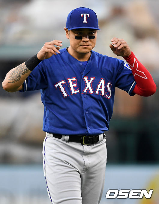 텍사스 추신수가 경기 시작을 앞두고 외야에서 몸을 풀고 있다. /dreamer@osen.co.kr