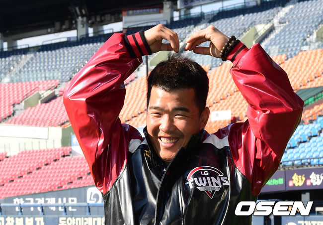 LG로 이적한 정근우가 26일 잠실구장에서 인터뷰를 마치고 포즈를 취하고 있다. /jpnews@osen.co.kr