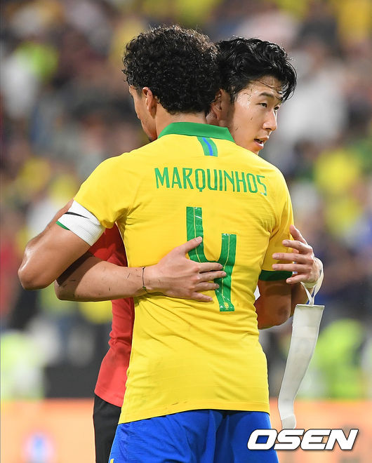 벤투 감독이 이끄는 한국 축구대표팀은 20일(한국시간) 오전 아랍에미레이트(UAE) 아부다비의 모하메드 빈 자예드 경기장에서 끝난 브라질과 국가대표 친선경기에서 0-3으로 완패했다.경기 종료 후 한국 손흥민이 브라질 마르키뉴스와 인사를 나누고 있다. / rumi@osen.co.kr