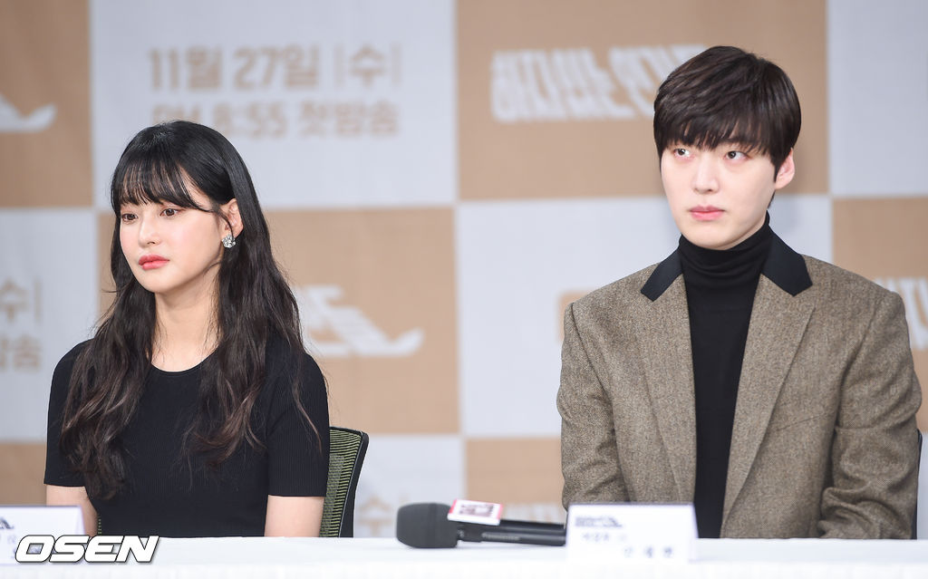 오연서와 안재현이 질문을 듣고 있다. /soul1014@osen.co.kr