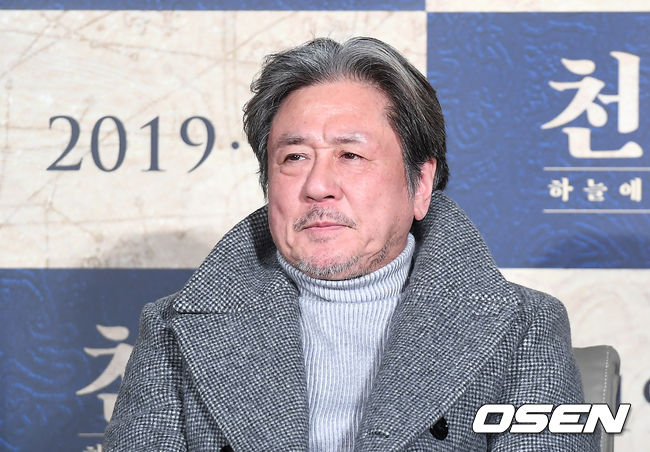 27일 오전 서울 광진구 건대 롯데시네마에서 영화 '천문: 하늘에 묻는다' 제작보고회가 열렸다.  배우 최민식이 포토타임을 갖고 있다. /youngrae@osen.co.kr