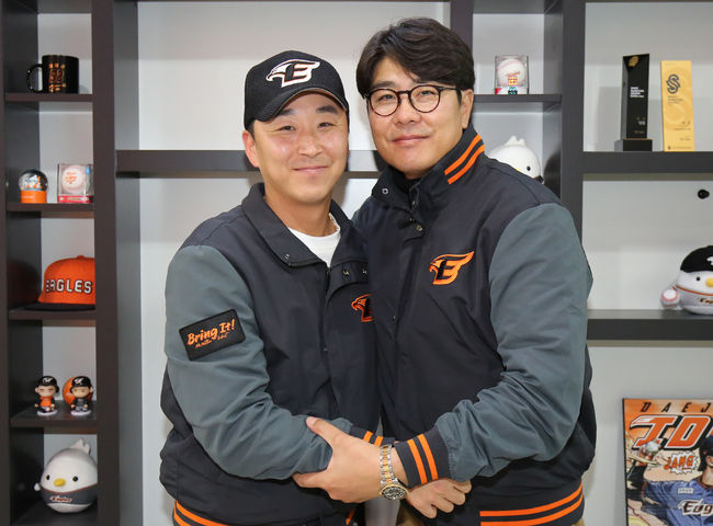 [사진] 정우람(왼쪽)-정민철 단장 /한화 이글스 제공