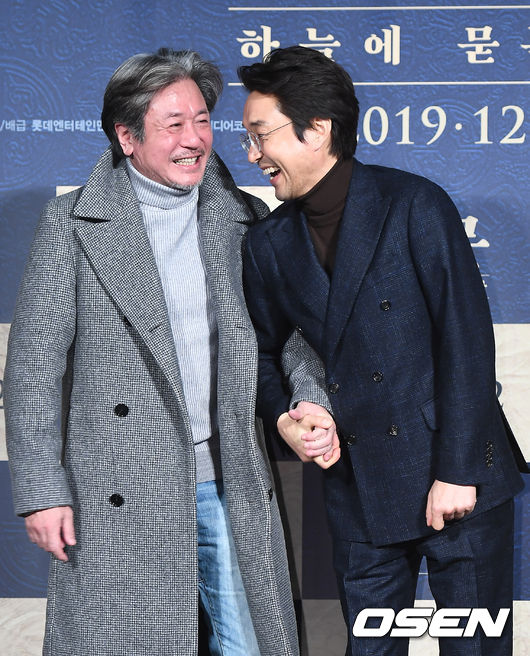 27일 오전 서울 광진구 건대 롯데시네마에서 영화 '천문: 하늘에 묻는다' 제작보고회가 열렸다.  배우 최민식, 한석규가 포토타임을 갖고 있다. /youngrae@osen.co.kr