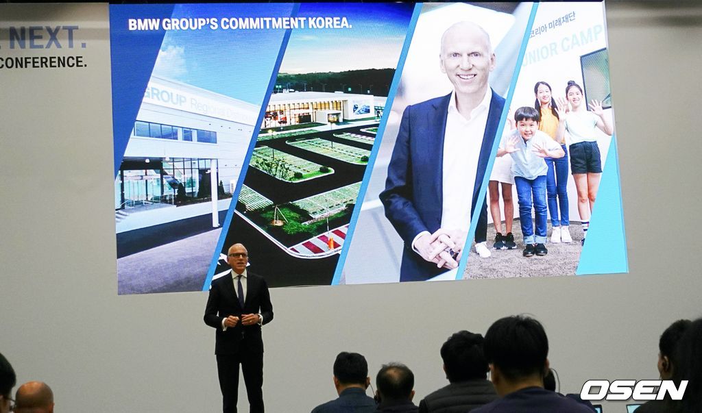 피터 노타(Pieter Nota) BMW 브랜드 및 세일즈, 애프터세일즈 총괄이 국내 시장 투자 확대 방안을 발표하고 있다. 