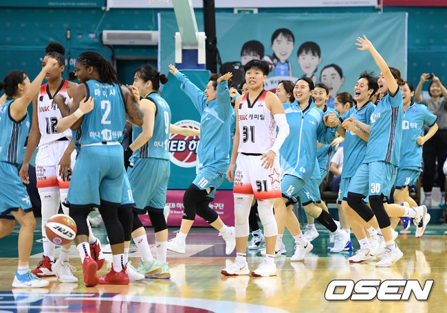KEB하나은행은 19일 부천체육관에서 열린 하나원큐 2019~2020 여자프로농구 개막전 BNK전에서 82-78의 승리를 따냈다.경기 종료 후 KEB하나은행 선수들이 환호하고 있다. /sunday@osen.co.kr