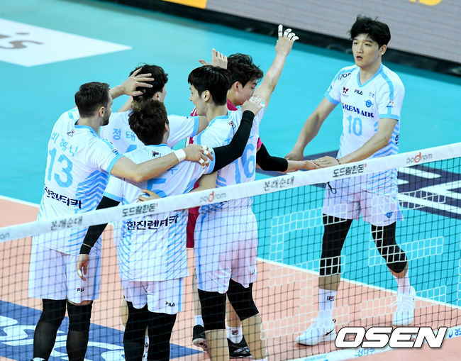 경기종료 후 대한항공 선수들이 기쁨을 나누고 있다./ksl0919@osen.co.kr
