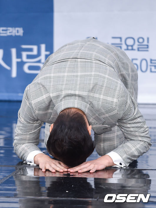 윤종화가 큰절을 하고 있다.  /soul1014@osen.co.kr