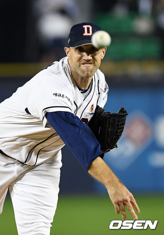 1회초 무사에서 두산 선발투수 린드블럼이 역투하고 있다. /sunday@osen.co.kr