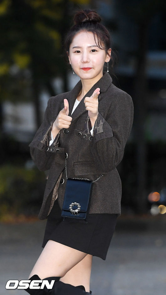 송하예가 리허설 장소로 이동하며 포즈를 취하고 있다. /rumi@osen.co.kr