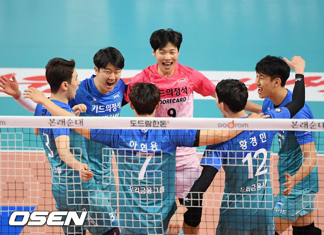 2세트, 공격에 성공한 우리카드 선수들이 기뻐하고 있다. /rumi@osen.co.kr