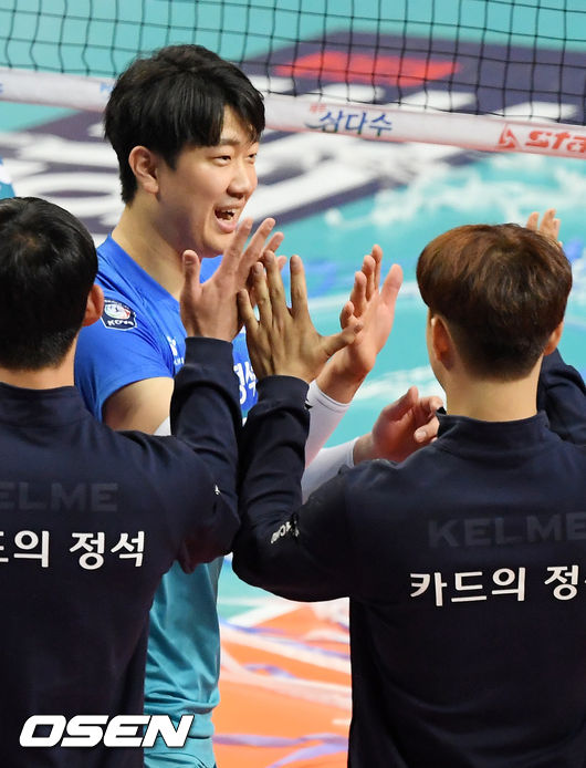 경기를 마치고 우리카드 나경복이 선수들과 기쁨을 나누고 있다. /rumi@osen.co.kr