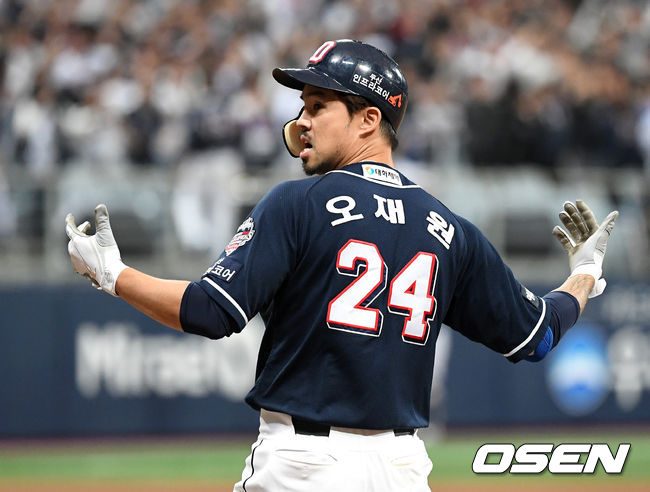 5회초 2사 만루에서 두산 오재원이 좌중간 적시 2루타를 치고 환호하고 있다. /sunday@osen.co.kr