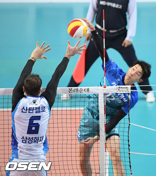 1세트 우리카드 황경민이 강타를 날리고 있다. /rumi@osen.co.kr