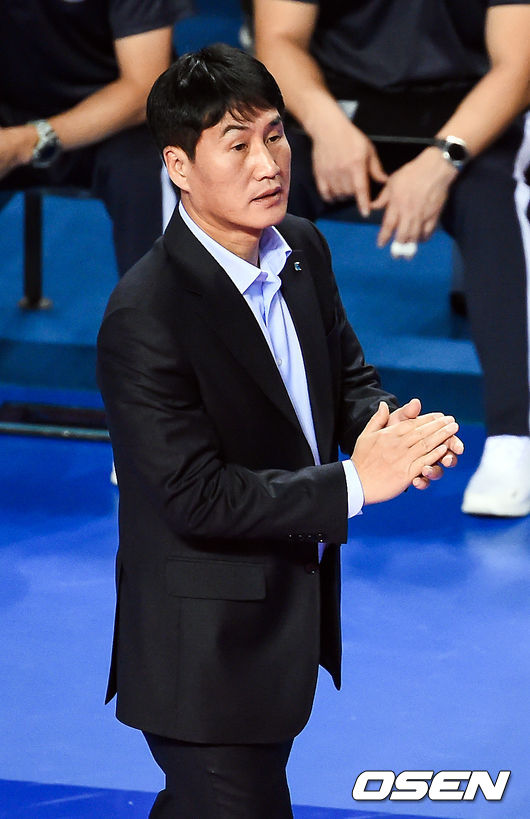 1세트 IBK기업은행 김우재 감독이 박수를 치며 선수들을 독려하고 있다./ soul1014@osen.co.kr