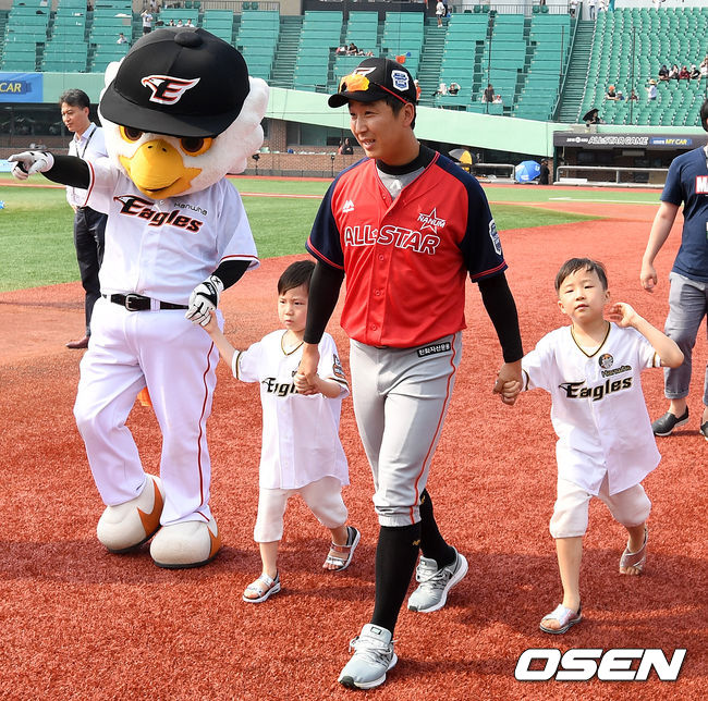 한화 정우람이 팬사인회를 준비하며 두 아들과 그라운드에 들어서고 있다. /jpnews@osen.co.kr
