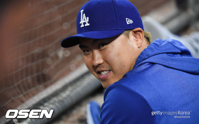 2회초 류현진이 더그아웃에서 미소 짓고 있다/ soul1014@osen.co.kr