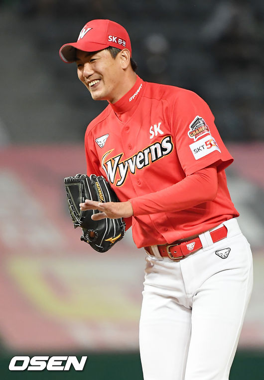 SK 선발 김광현이 1회초 힘차게 공을 뿌리며 사인을 보내고 있다. /rumi@osen.co.kr