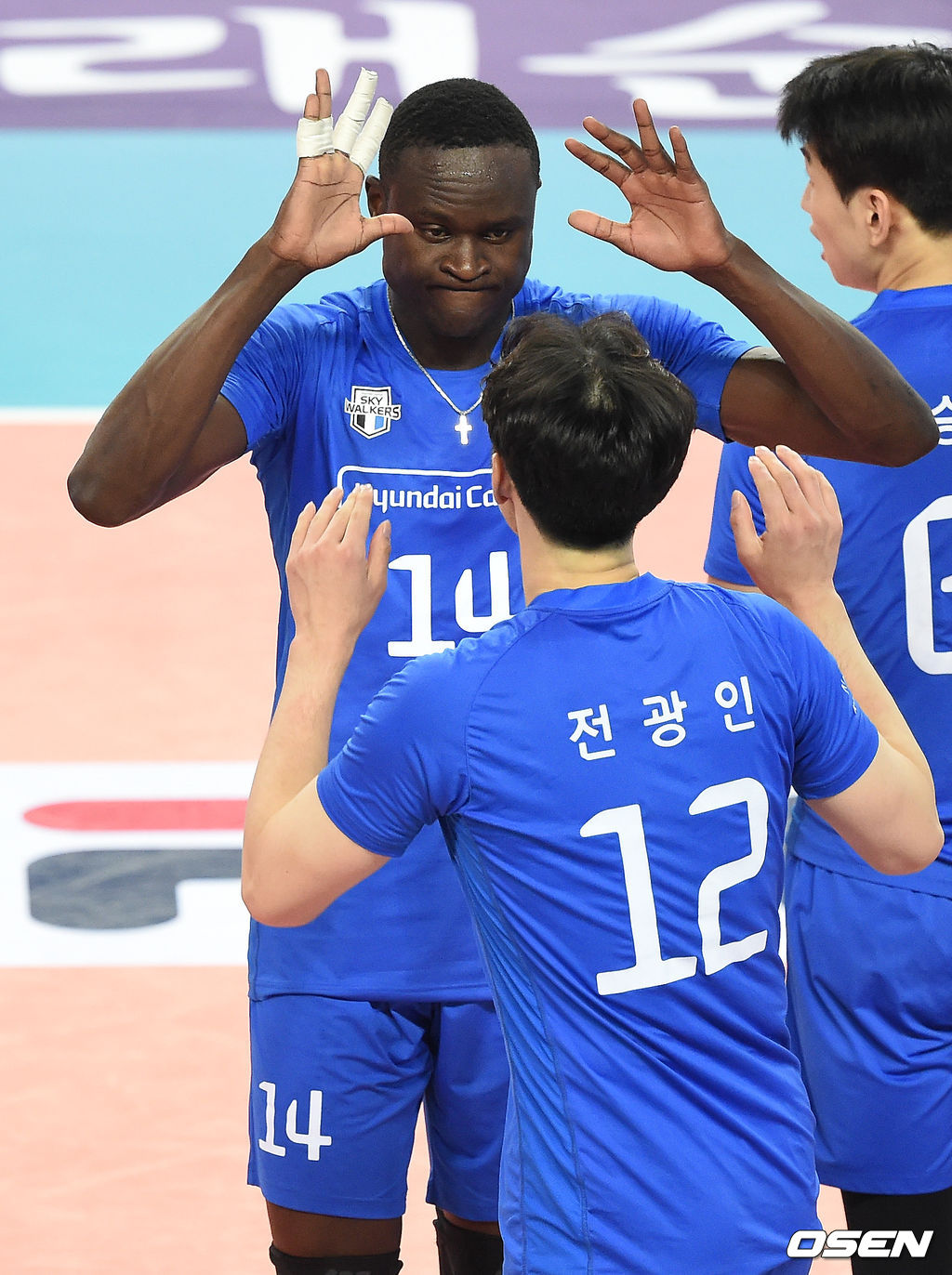 3세트 현대캐피탈 전광인이 블로킹 성공뒤 다우디와 하이파이브를 하고 있다. /soul1014@osen.co.kr