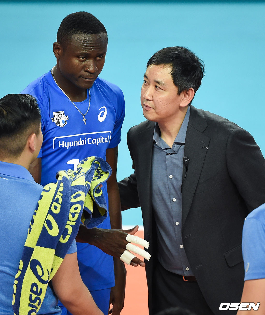 경기종료 후 현대캐피탈 최태웅 감독이 다우디를 독려하고 있다. /soul1014@osen.co.kr