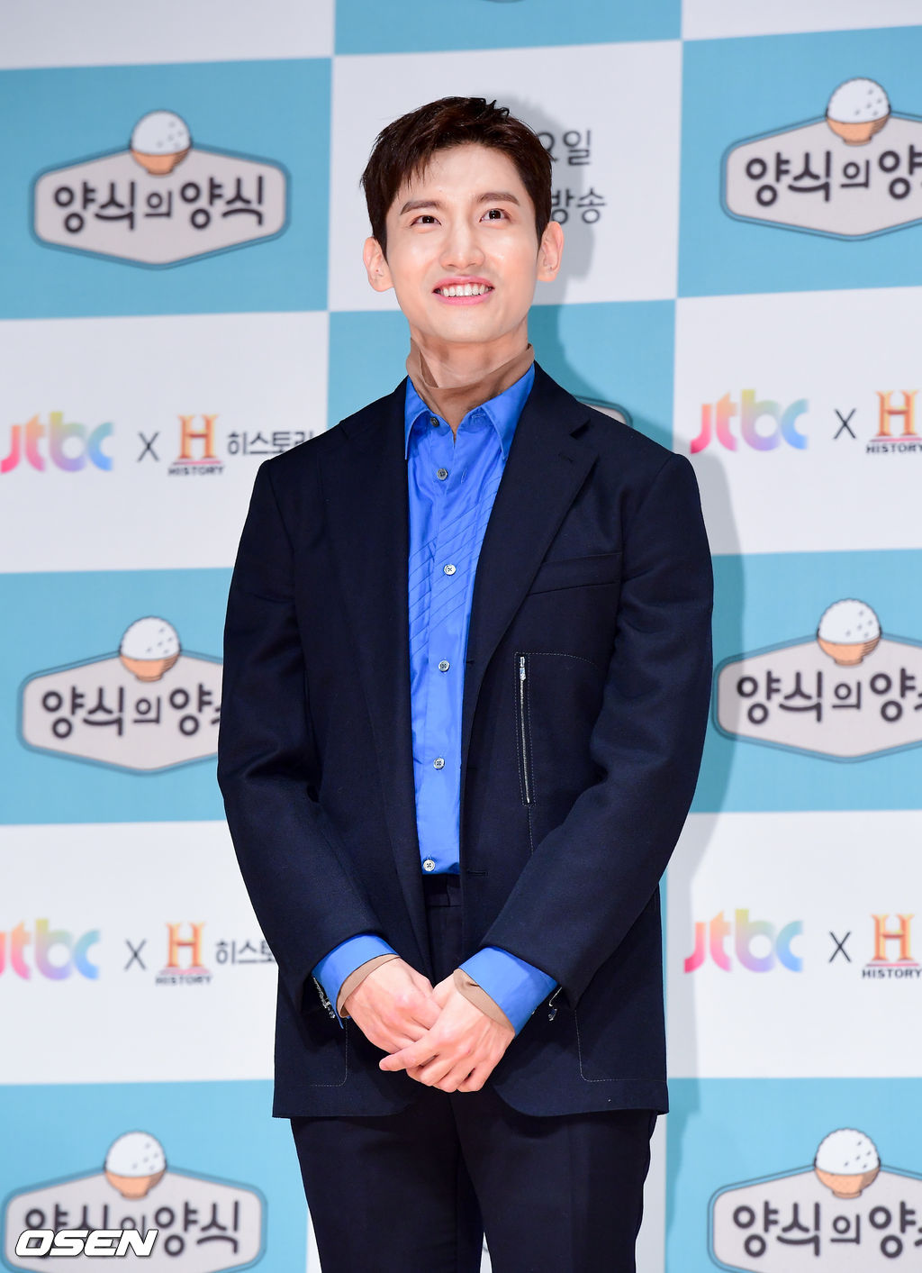 최강창민이 포토타임을 하고 있다. /jpnews@osen.co.kr