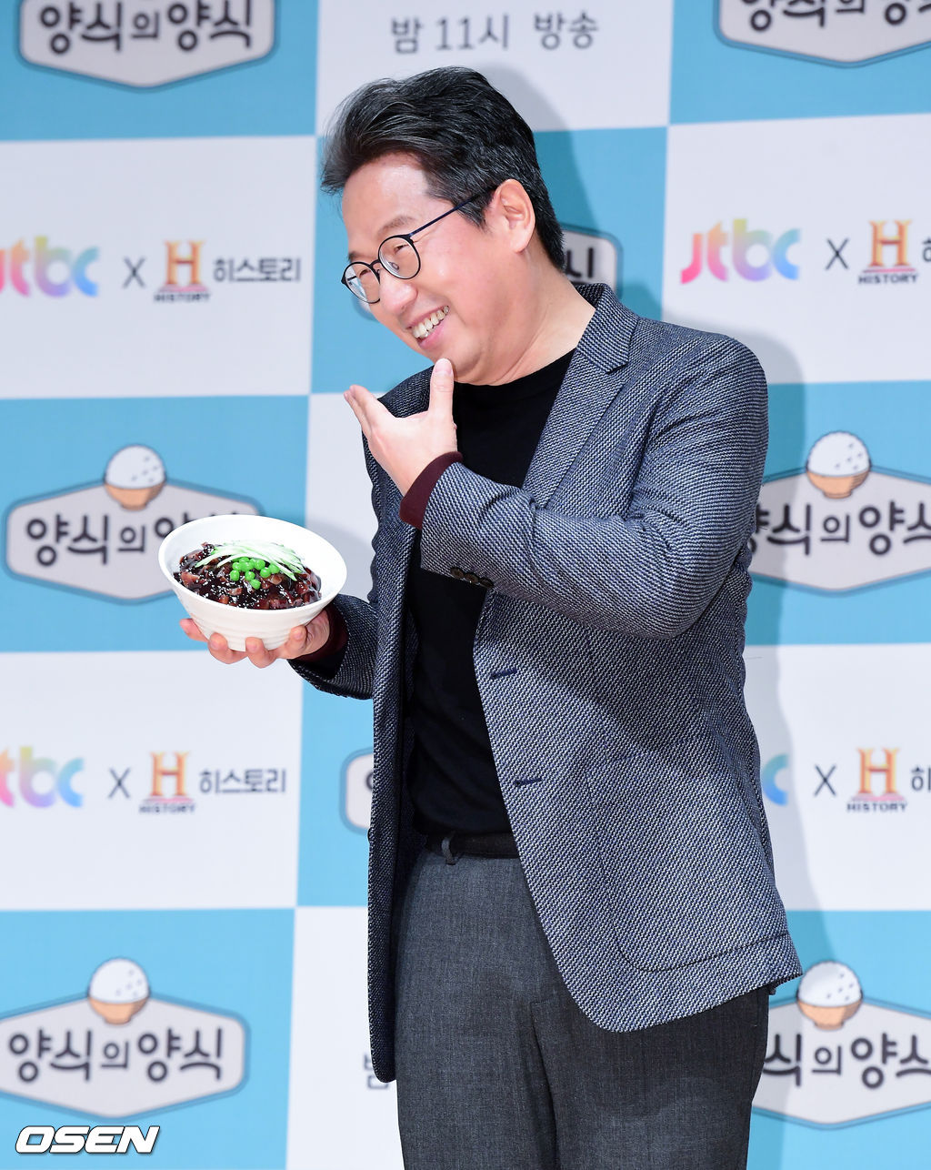 정재찬이 포토타임을 하고 있다. /jpnews@osen.co.kr