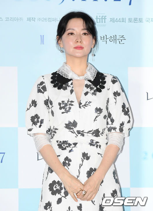 19일 오후 서울 광진구 롯데시네마 건대입구에서 영화 ‘나를 찾아줘(감독 김승우)’ 언론시사회가 진행됐다.배우 이영애, 유재명이 출연하는 ‘나를 찾아줘’는 6년 전 실종된 아들을 봤다는 연락을 받은 정연(이영애)이 낯선 곳, 낯선 이들 속에서 아이를 찾아 나서며 시작되는 스릴러다. 27일 개봉 예정.베우 이영애가 포즈를 취하고 있다. /cej@osen.co.kr