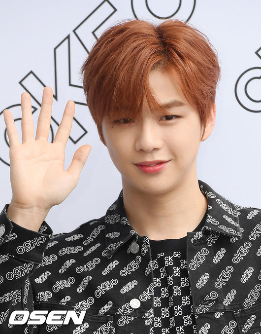 강다니엘이 포토월로 입장하며 포즈를 취하고 있다. / rumi@osen.co.kr