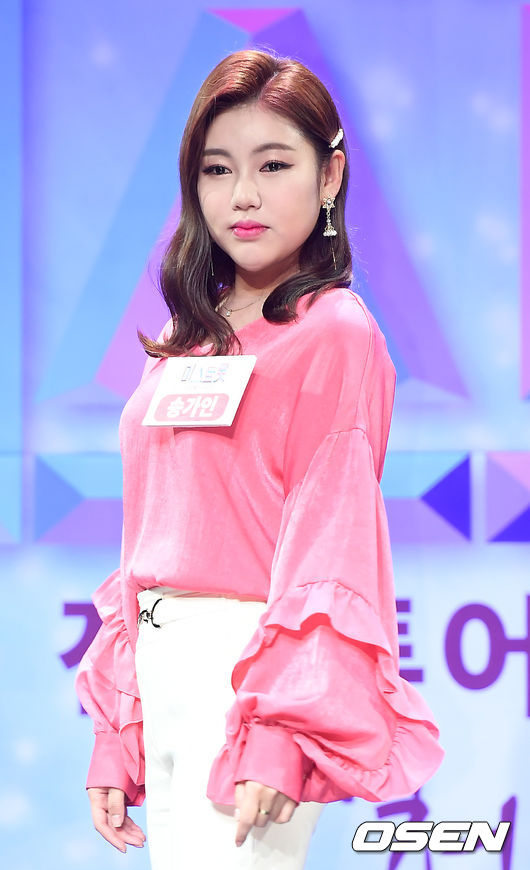 송가인이 포토타임을 갖고 있다. /youngrae@osen.co.kr