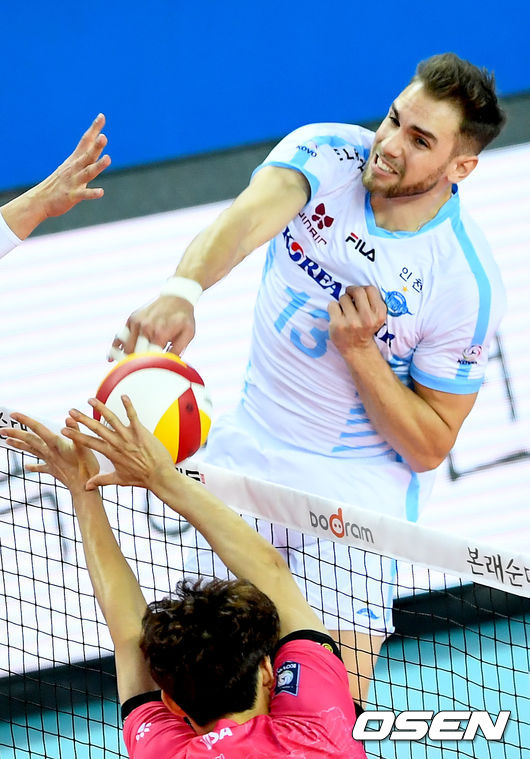 2세트 대한항공 비예나가 강타를 날리고 있다./ rumi@osen.co.kr