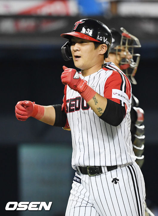 LG 오지환이 우월 투런 홈런을 날린 후 홈을 밟고 있다./rumi@osen.co.kr
