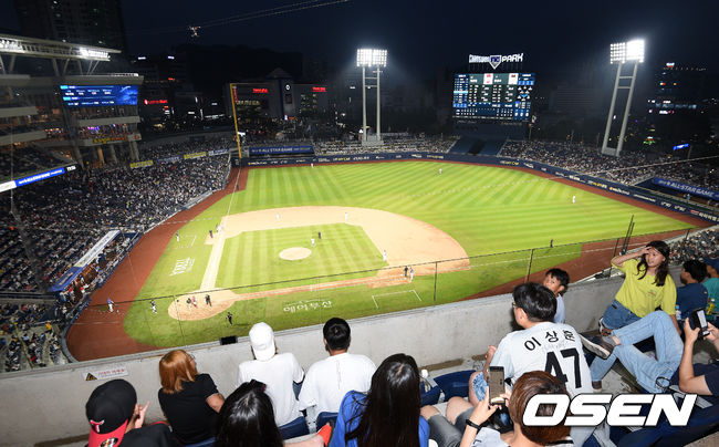 경기장을 메운 팬들이 열띤 응원을 펼치고 있다. /sunday@osen.co.kr