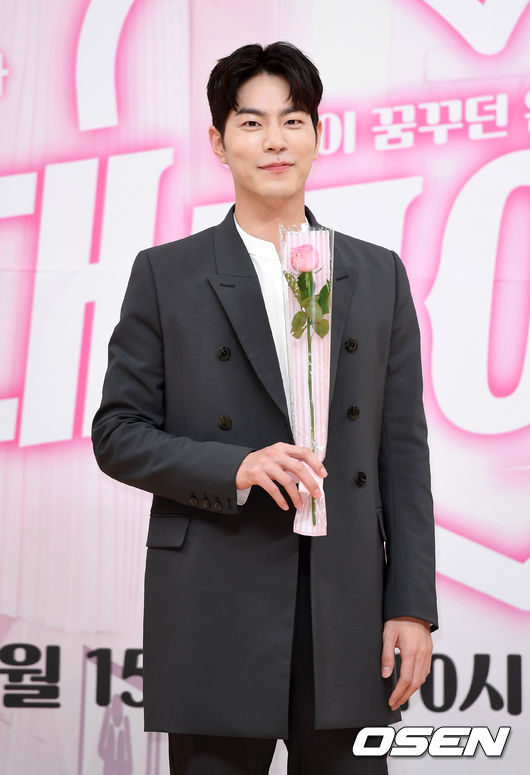 배우 홍종현이 포토타임을 갖고 있다. /sunday@osen.co.kr