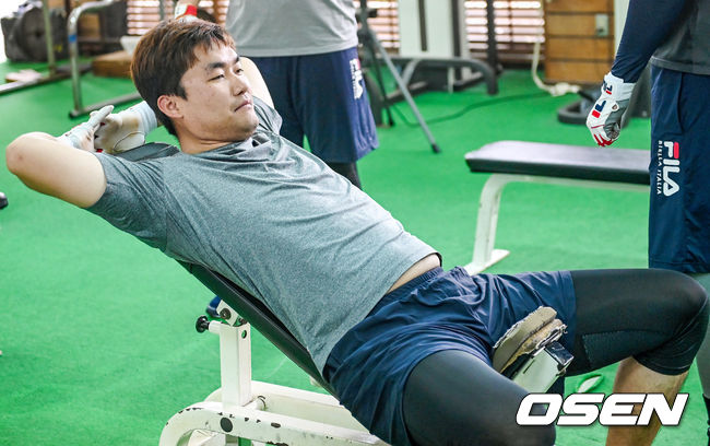 홍상삼이 두산 시절인 지난 2월 오키나와 전지훈련에서 웨이트트레이닝을 하고 있다. /OSEN DB