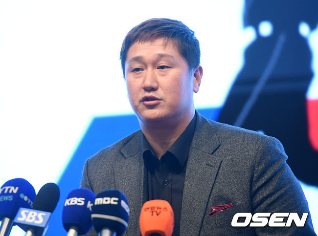 2일 오후 서울 임피리얼 팰리스 호텔관에서 한국프로야구선수협회(이하 선수협) 플레이어스 초이스 어워드 시상식이 열렸다.선수협 이대호 회장이 인터뷰를 하고 있다./youngrae@osen.co.kr