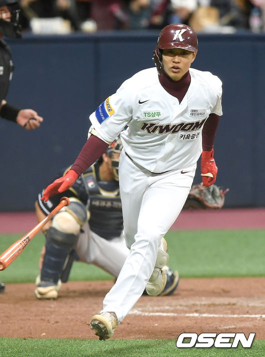 2회말 만루 키움 송성문이 밀어내기 볼넷으로 타점을 올리고 있다./youngrae@osen.co.kr