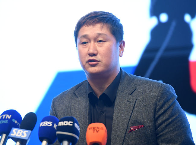 2일 오후 서울 임피리얼 팰리스 호텔관에서 한국프로야구선수협회(이하 선수협) 플레이어스 초이스 어워드 시상식이 열렸다.선수협 이대호 회장이 인터뷰를 하고 있다./youngrae@osen.co.kr