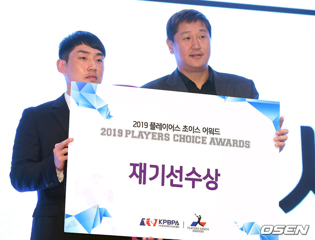 재기선수상을 수상한 키움 서건창이 롯데 이대호와 포토타임을 갖고 있다./youngrae@osen.co.kr 