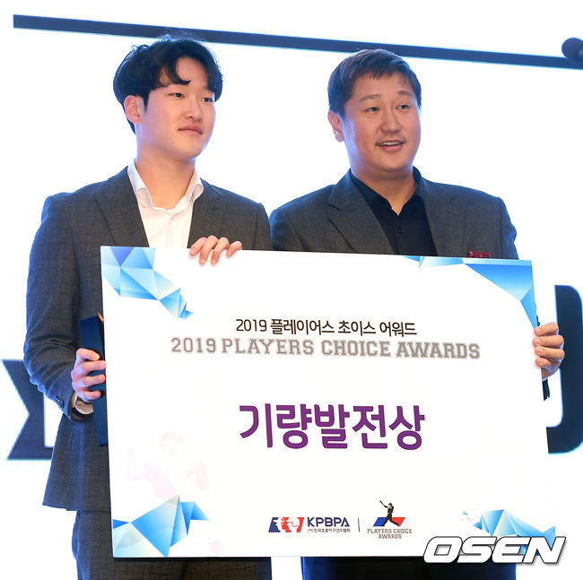 재기선수상을 수상한 KT 배재성이 롯데 이대호와 포토타임을 갖고 있다./youngrae@osen.co.kr 
