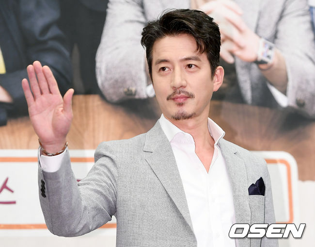 tvN 새 예능 프로그램 ‘문제적 보스’ 제작발표회가 4일 오후 서울 마포구 상암동 스탠포드 호텔 그랜드볼룸에서 열렸다.배우 정준호가 포토타임을 갖고 있다. /pjmpp@osen.co.kr