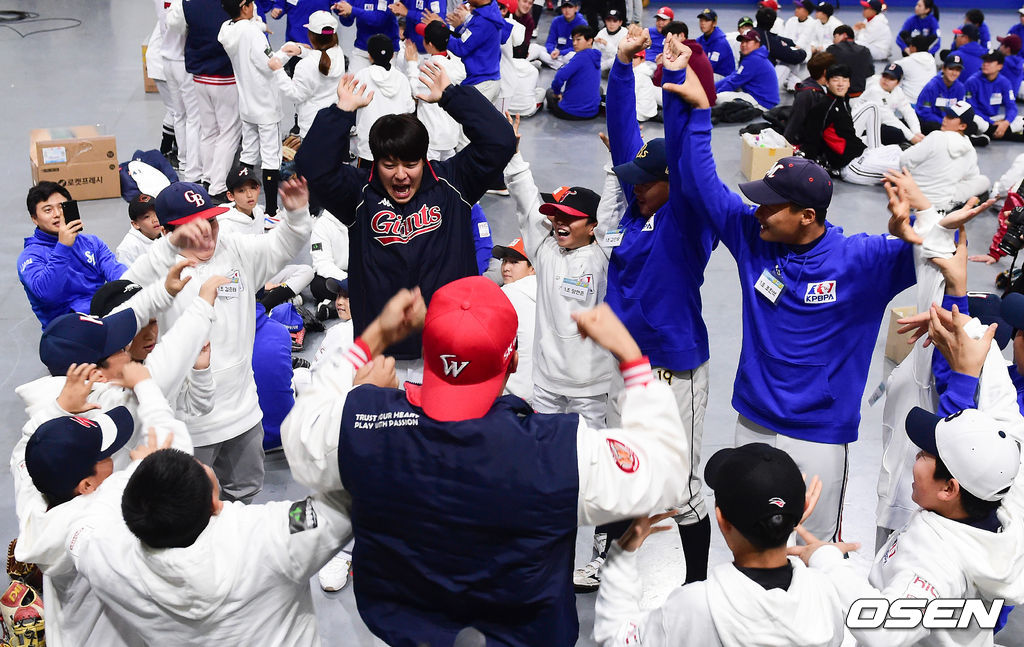 3일 오전 서울 화곡동 KBS아레나에서 2019 유소년야구클리닉 '빛을 나누는 날' 행사가 열렸다.롯데 민병헌이 참가 학생들과 레크리에이션을 하며 즐거워하고 있다. /jpnews@osen.co.kr