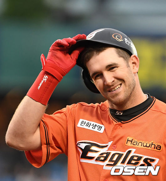 1회말 2사에서 한화 호잉이 좌익수 플라이로 물러나며 아쉬워하고 있다. /jpnews@osen.co.kr