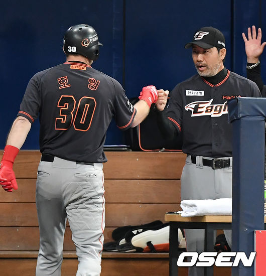 호잉이 우월 선취 솔로 홈런을 날린 후 한화 덕아웃에서 한용덕 감독과 하이파이브를 하고 있다./rumi@osen.co.kr