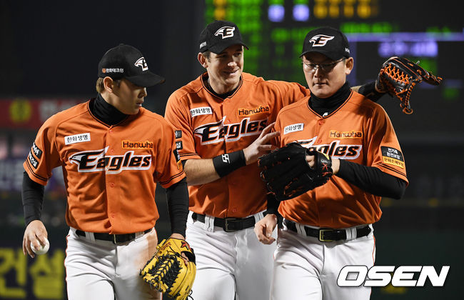 4회초 수비를 마치고 한화 호잉이 삼성 김상수 타구를 쫓다 충돌한 정은원과 이성열을 격려하고 있다. /jpnews@osen.co.kr