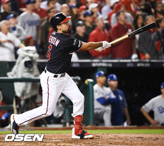 6회말 1사 3루 워싱턴 렌던이 희생플라이를 날리고 있다. /soul1014@osen.co.kr
