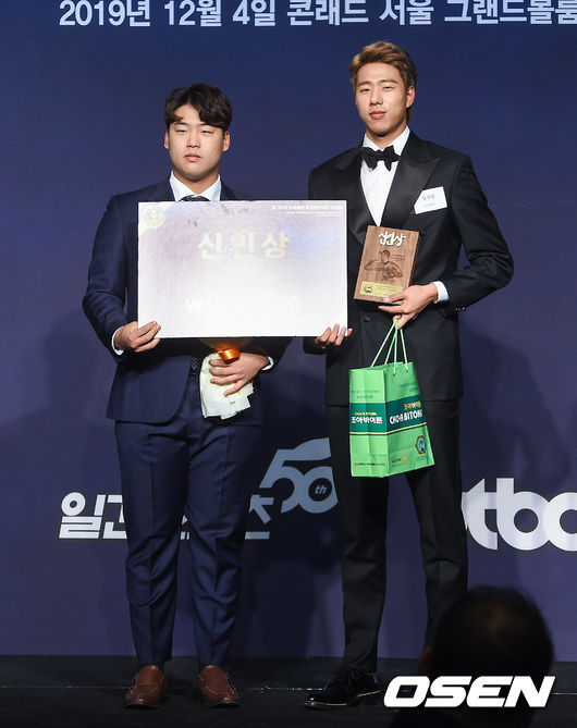 신인상을 수상한 정우영이 포즈를 취하고 있다 /soul1014@osen.co.kr