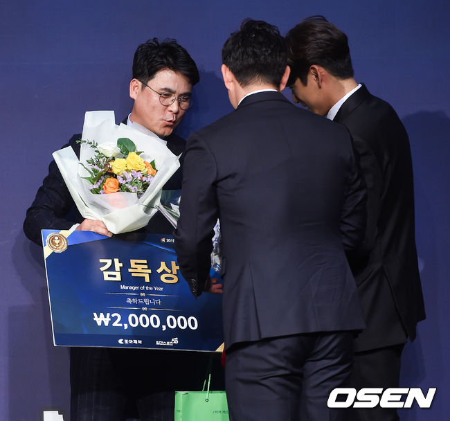 감독상을 수상한 장정석 감독이 이정후, 김상수의 축하 꽃다발을 받고 있다.  /soul1014@osen.co.kr