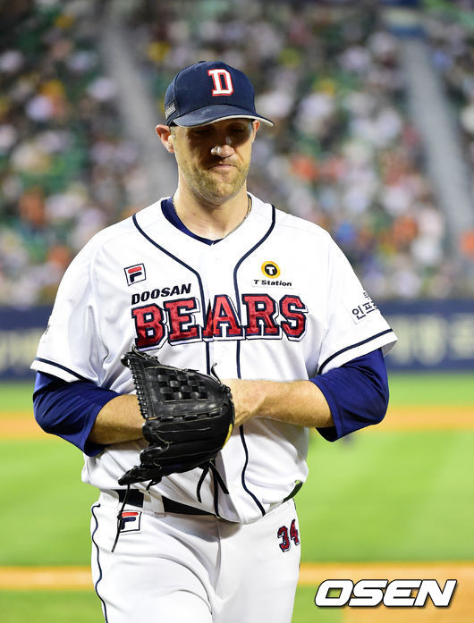 6회초 1사 1,3루에서 두산 린드블럼이 한화 이동훈에 적시타를 허용하며 마운드를 내려오고 있다. 린드블럼이 양현종의 평균자책점을 제치기 위해서는 최소 7⅓이닝을 무실점으로 막아야 했다. /jpnews@osen.co.kr