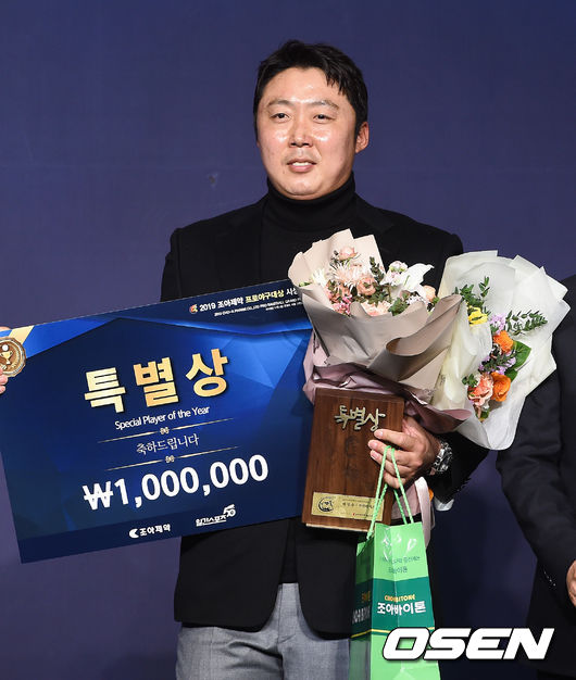 특별상을 수상한 배영수가 포즈를 취하고 있다.  /soul1014@osen.co.kr