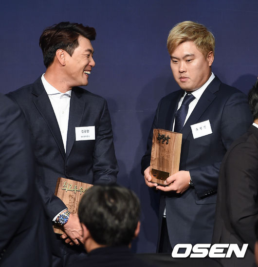 김광현과 류현진이 이야기를 나누고 있다./soul1014@osen.co.kr